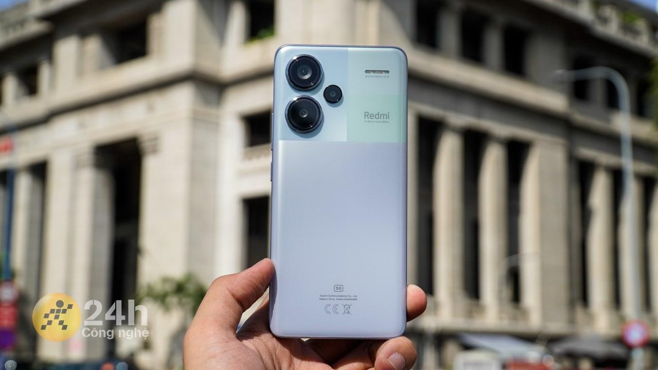 Mình cảm thấy ấn tượng về cách phối màu cũng như bố trí các ống kính camera của Redmi Note 13 Pro+ 5G.