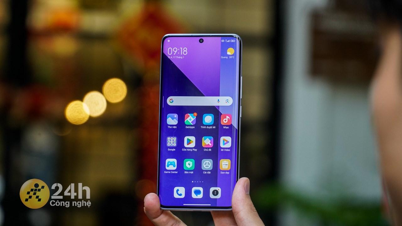 Redmi Note 13 Pro+ 5G sở hữu màn hình cong hai bên trông cuốn hút không thua kém gì so với những mẫu flagship của Xiaomi.