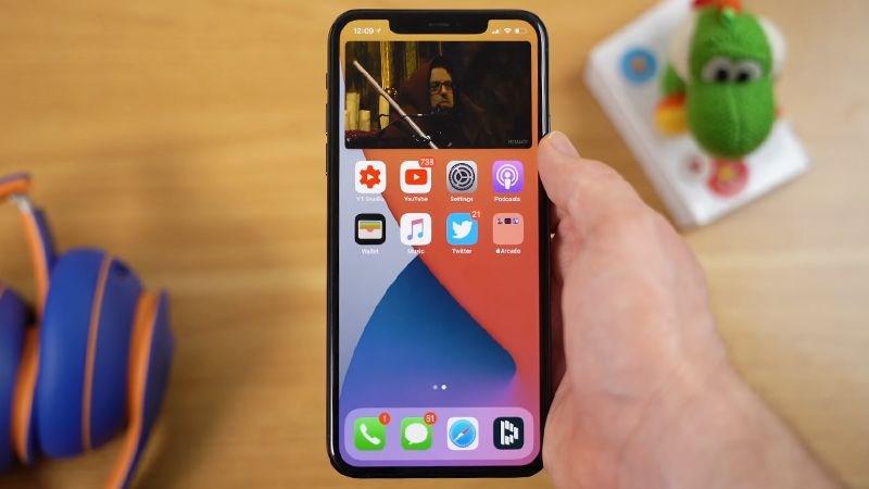 Với tác vụ xem video thì iPhone 12 có th&ecirc;̉ duy trì hoạt đ&ocirc;̣ng li&ecirc;n tục đ&ecirc;́n 17 giờ