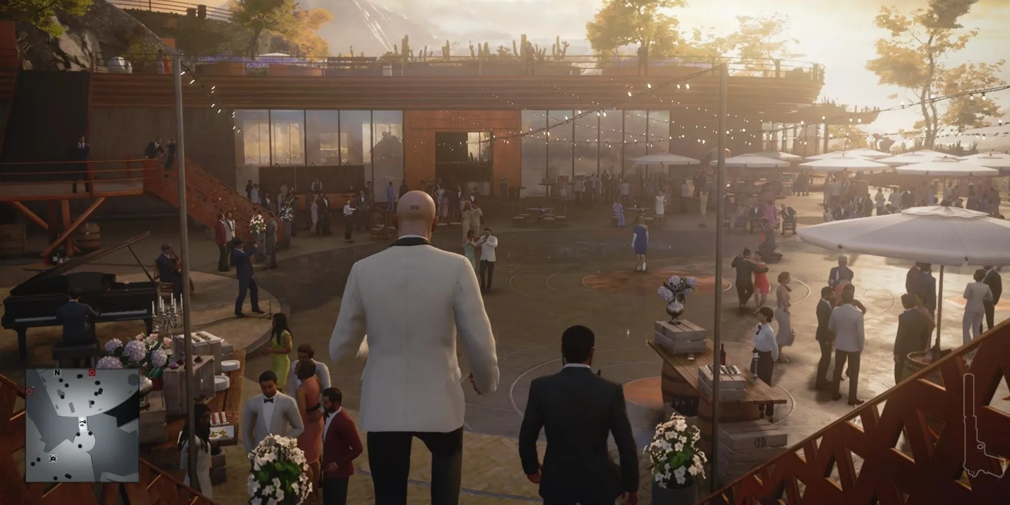 Agent 47 trong Hitman World of Assassination, thể hiện khả năng tàng hình và ám sát đa dạng