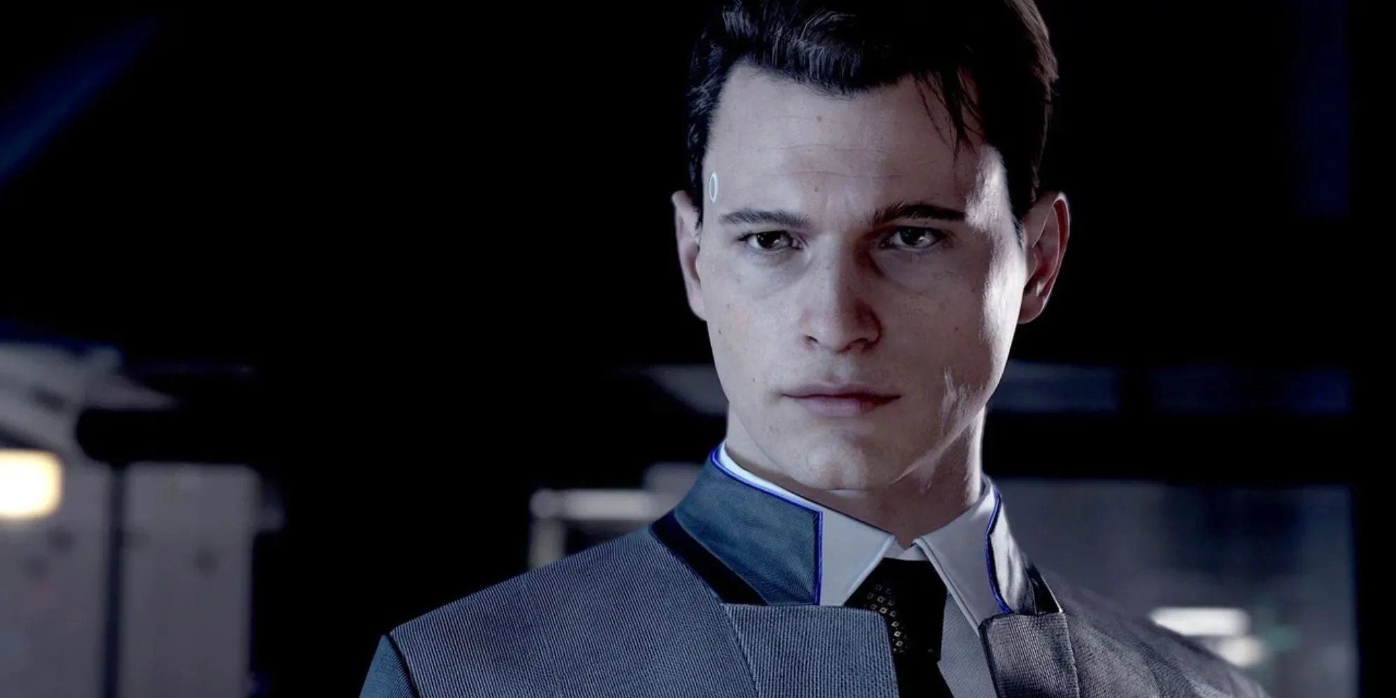 Android điều tra viên Connor trong Detroit Become Human với biểu cảm phức tạp trên nền thành phố Detroit tương lai