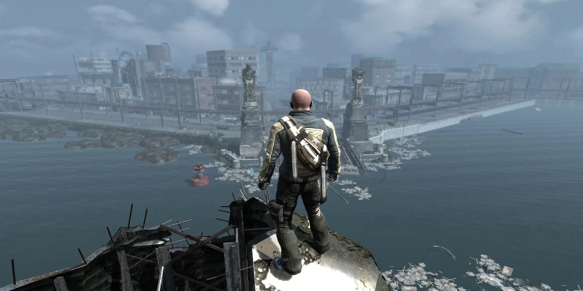 ảnh nhân vật Cole MacGrath đứng nhìn thành phố Empire City trong Infamous