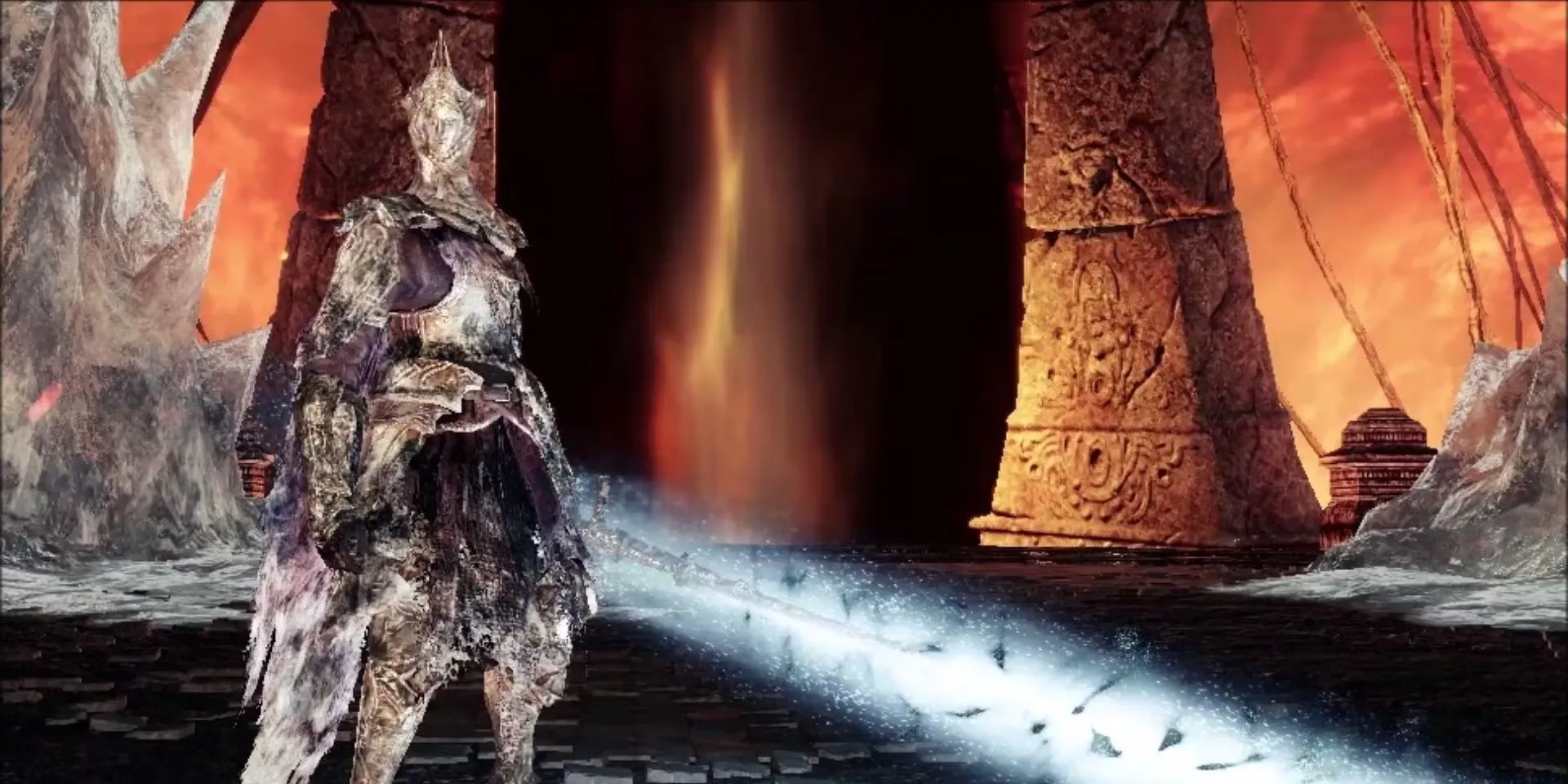 Burnt Ivory King, một vị vua sa ngã trong Dark Souls 2, xuất hiện từ một cánh cổng hỗn mang với thanh kiếm rực lửa, sẵn sàng cho trận chiến cuối cùng.