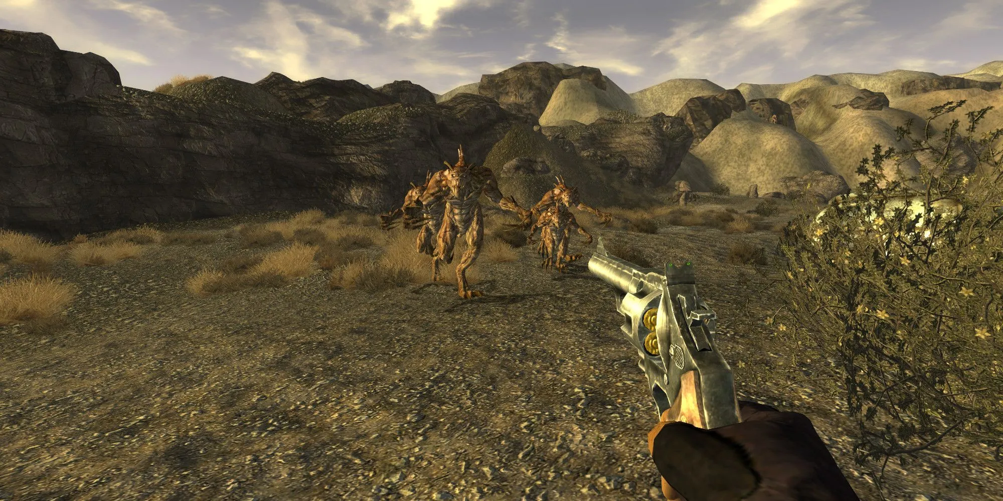 Cảnh chiến đấu với Deathclaw trong Fallout New Vegas không có HUD, tăng tính thử thách và sinh tồn