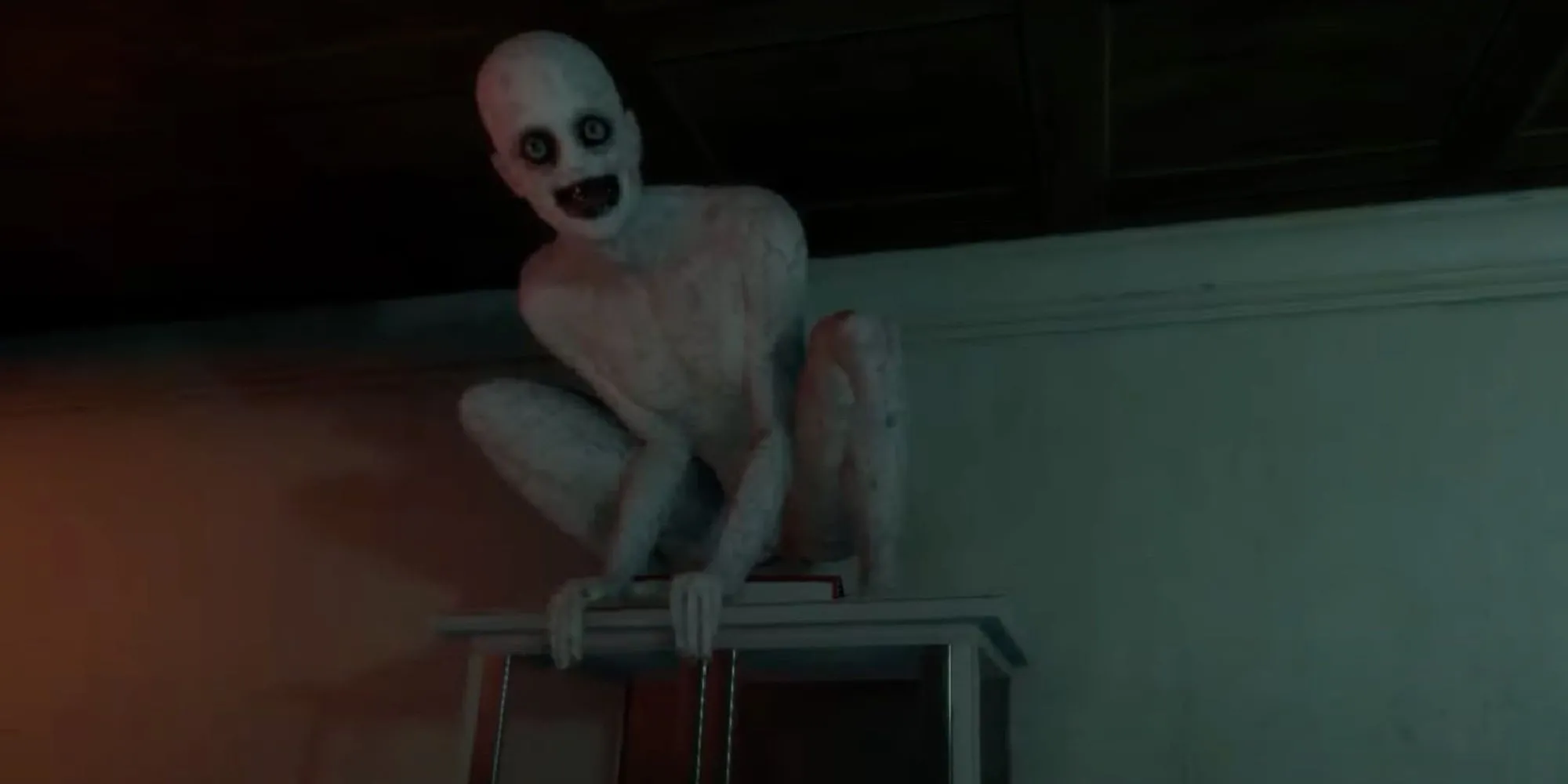 Cảnh chơi game The Mortuary Assistant, một con quỷ xuất hiện trong phòng khám nghiệm tử thi