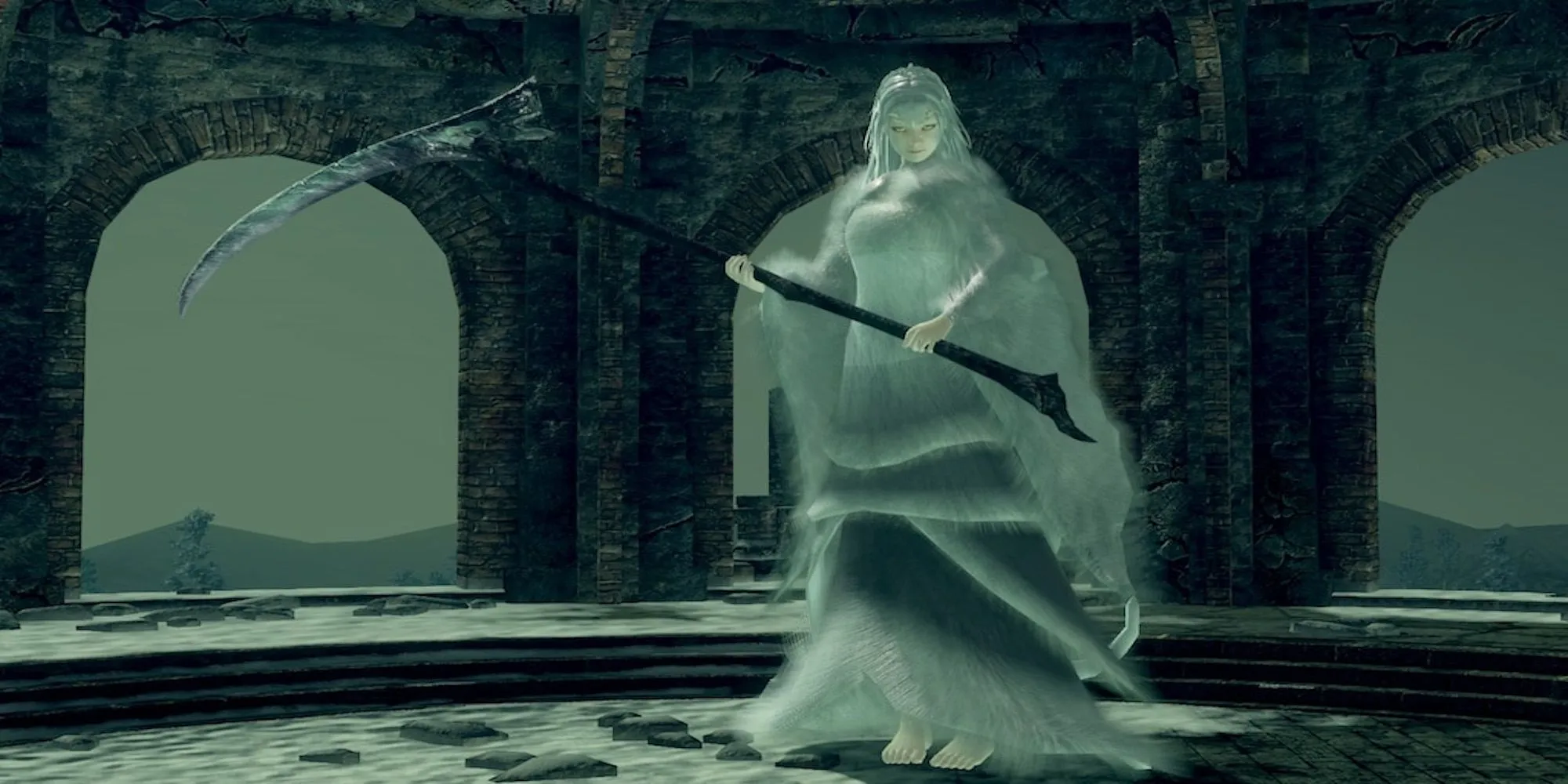 Crossbreed Priscilla, một sinh vật lai nửa người nửa rồng trong Dark Souls, đứng giữa tuyết trắng với chiếc lưỡi hái trên tay, toát lên vẻ đẹp mong manh nhưng nguy hiểm.