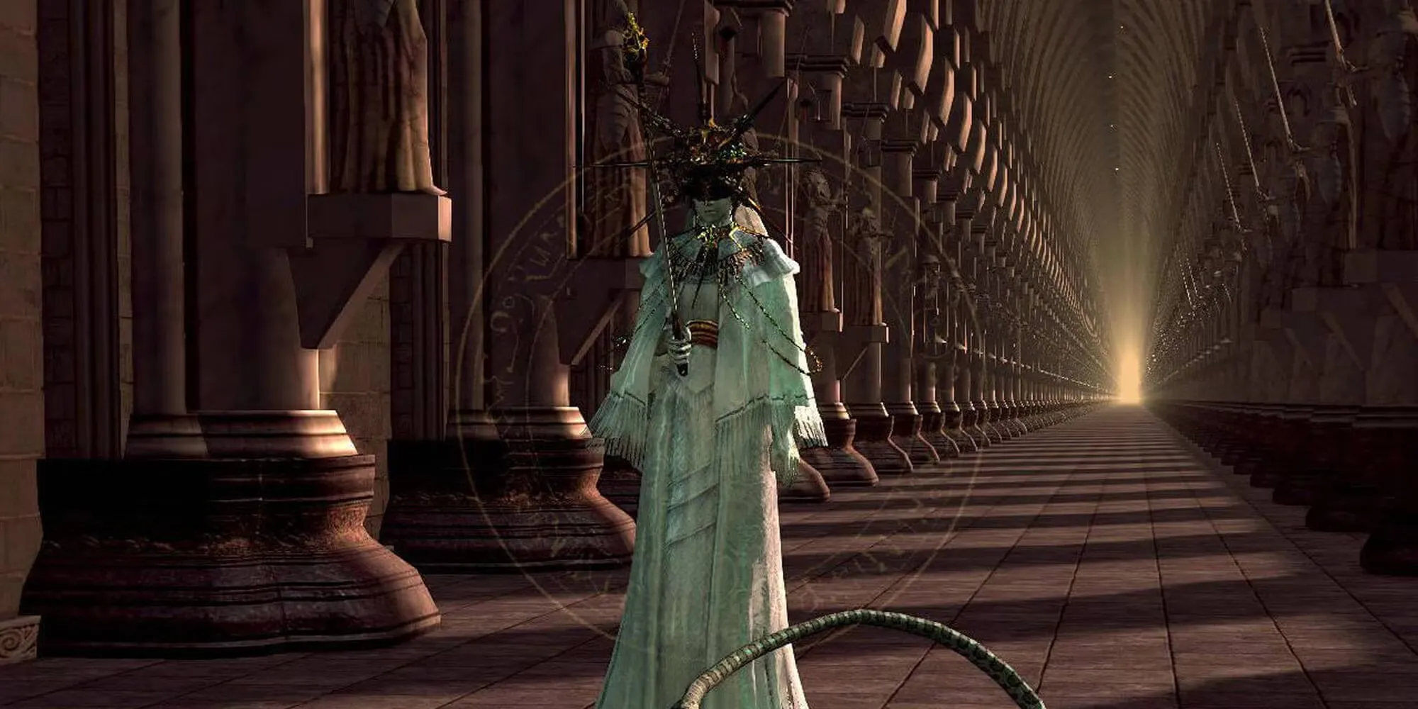 Dark Sun Gwyndolin, một vị thần bí ẩn trong Dark Souls, đang đứng ở cuối một hành lang dài vô tận, chuẩn bị tung ra những đòn phép thuật mạnh mẽ.