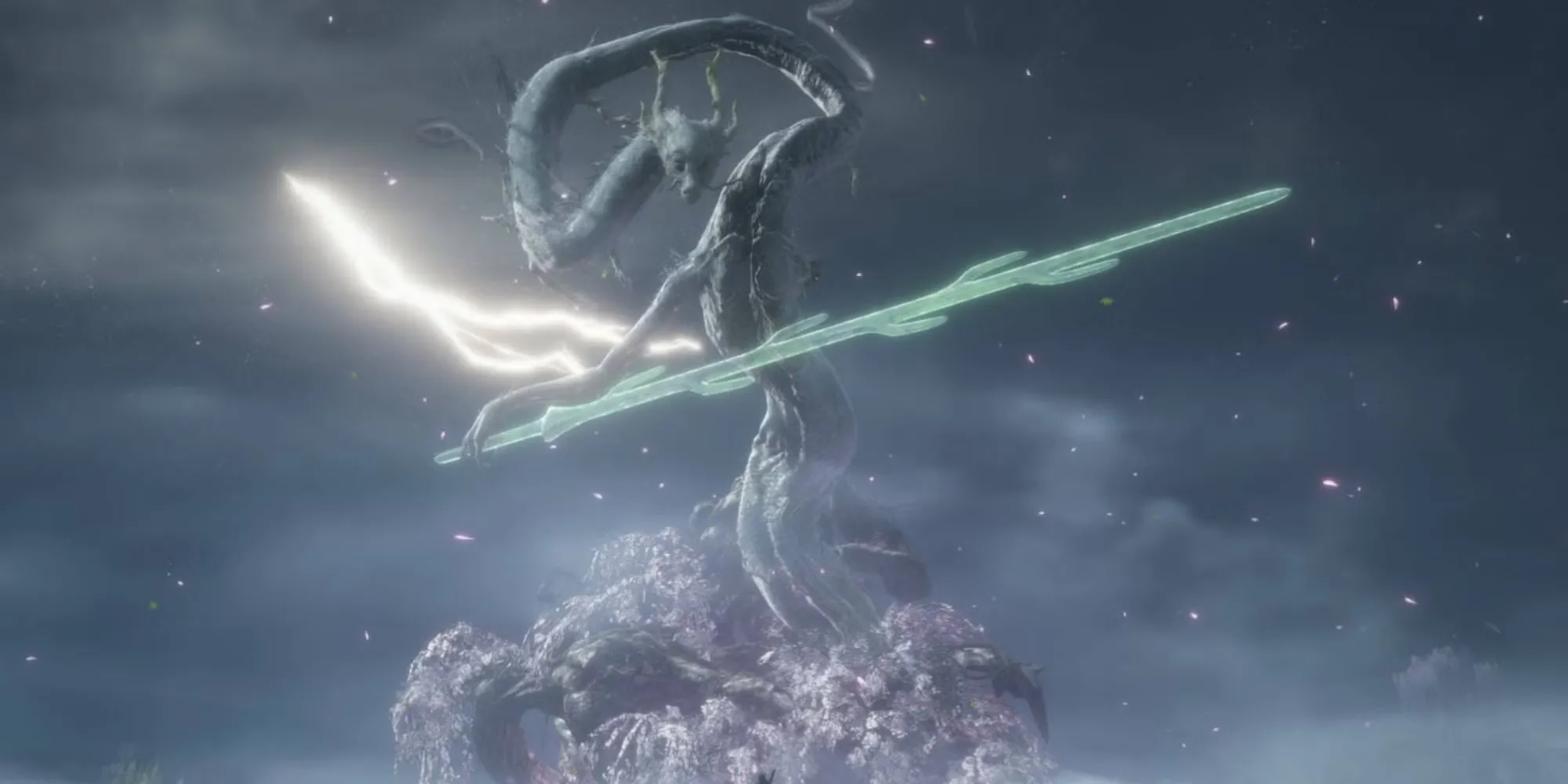 Divine Dragon, một con rồng thần thánh khổng lồ trong Sekiro, đang bay lượn giữa những đám mây và sấm sét, tạo nên một khung cảnh hùng vĩ và choáng ngợp.