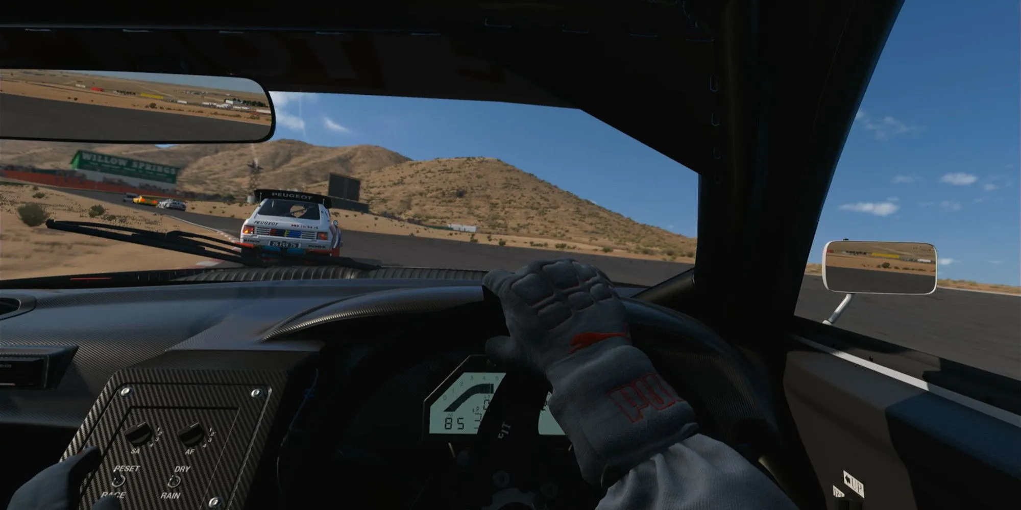 Góc nhìn thứ nhất trong Gran Turismo 7 khi tắt HUD, tập trung vào buồng lái và đường đua