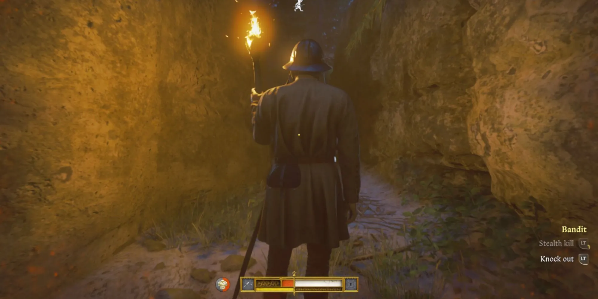 Henry trong Kingdom Come Deliverance 2 đang cố gắng ẩn nấp, phản ánh cơ chế stealth khó chịu của game.