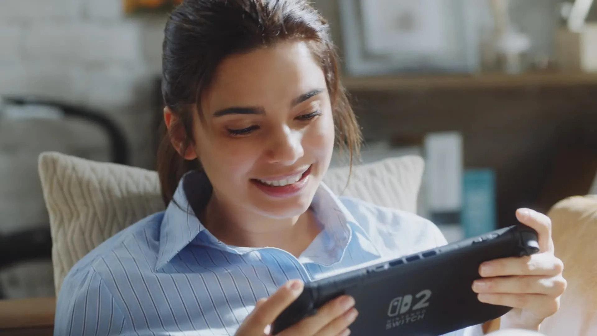 Hình ảnh minh họa Nintendo Switch 2 ở chế độ cầm tay, cho thấy tính linh hoạt của máy