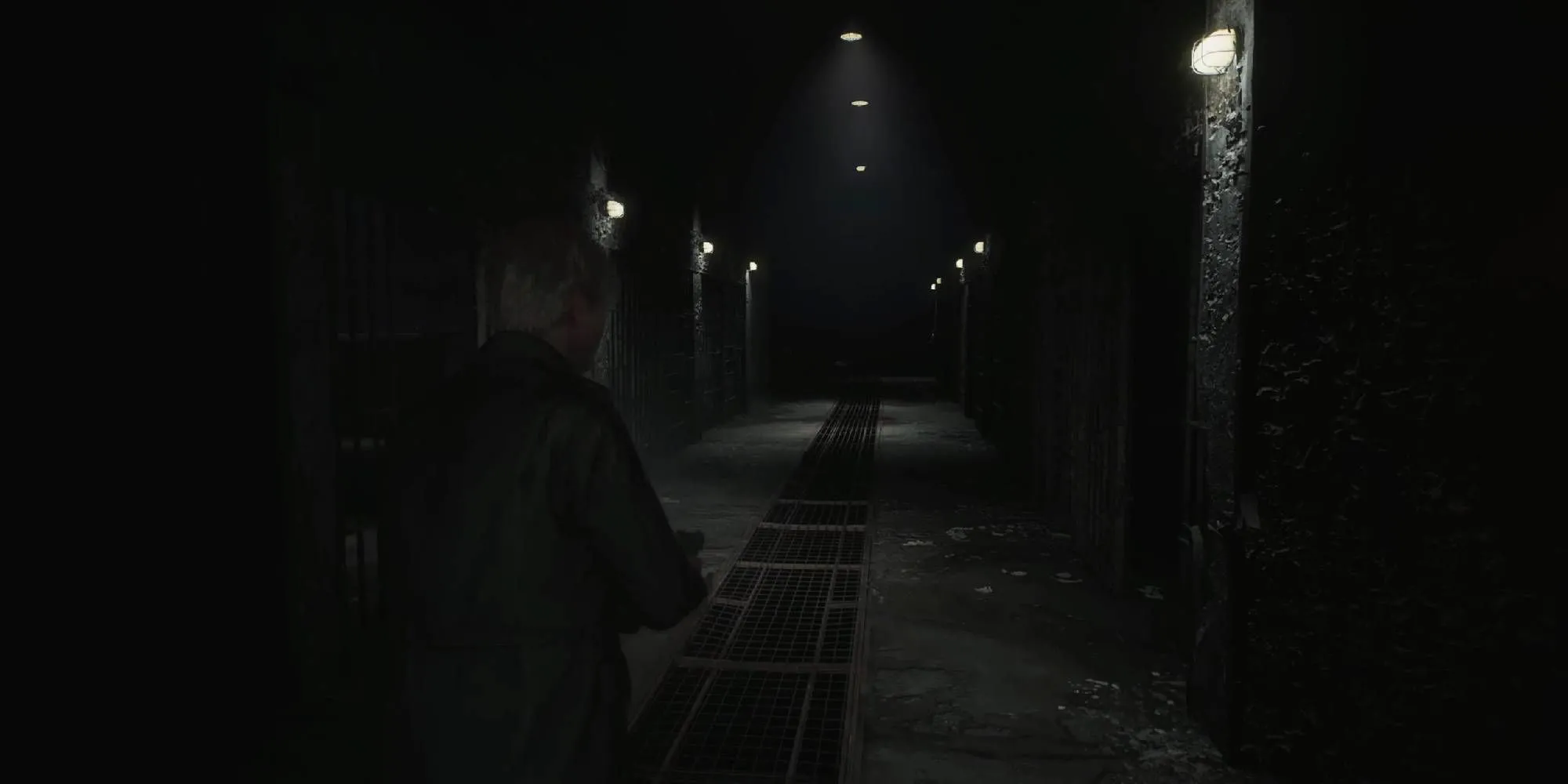 James Sunderland đứng trong nhà tù Toluca u ám, một địa điểm đáng sợ trong Silent Hill 2 Remake