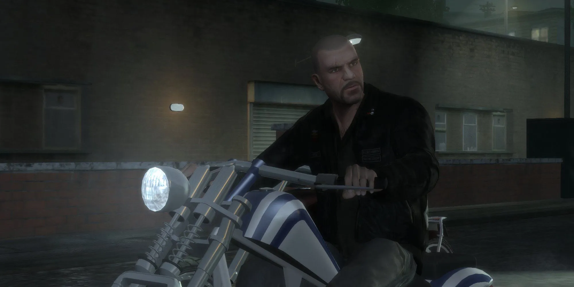 Johnny Klebitz từ GTA IV trên chiếc motor của mình vào ban đêm