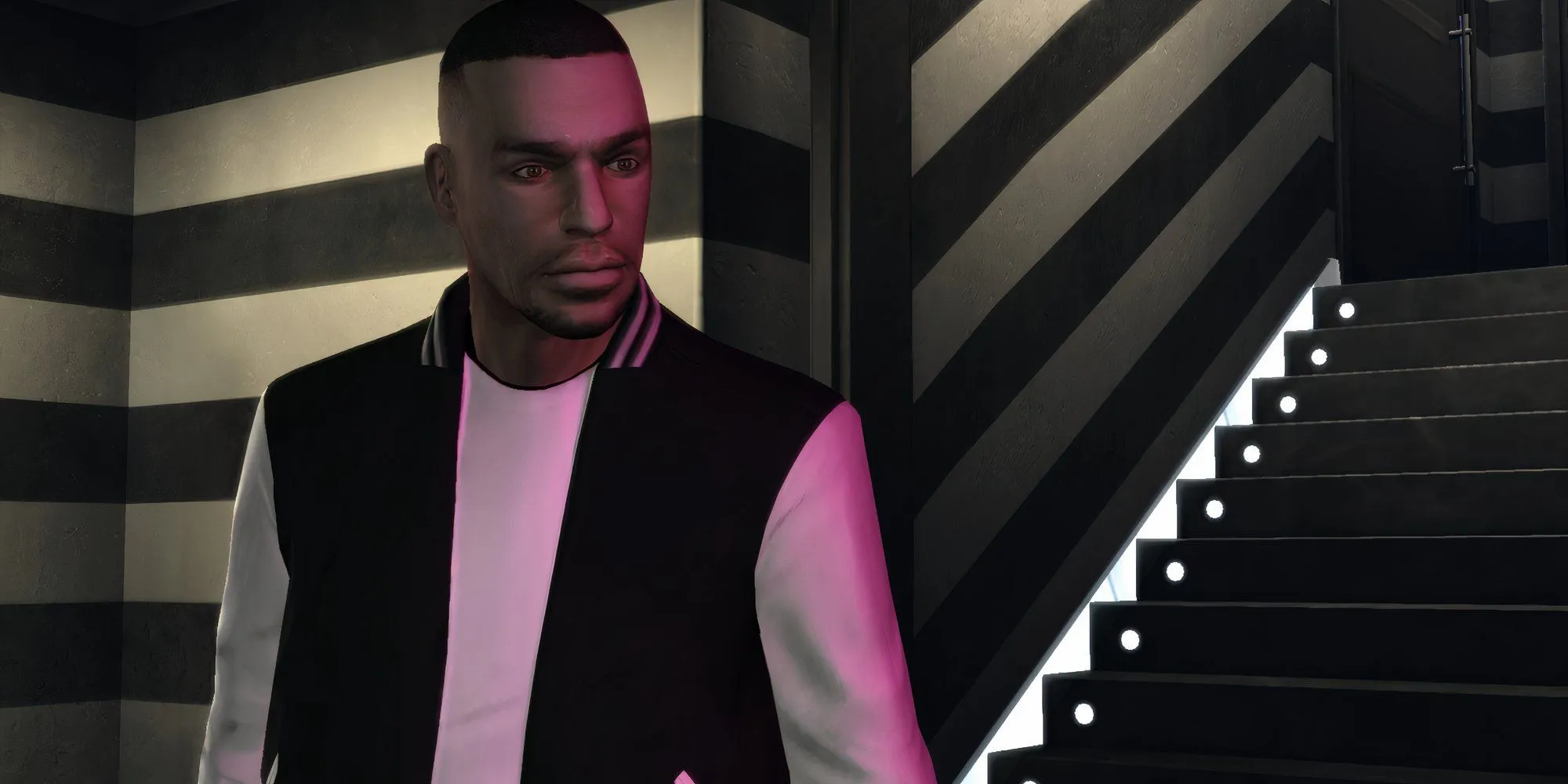 Luis Lopez, nhân vật chính của GTA IV: The Ballad Of Gay Tony, đứng cạnh cầu thang