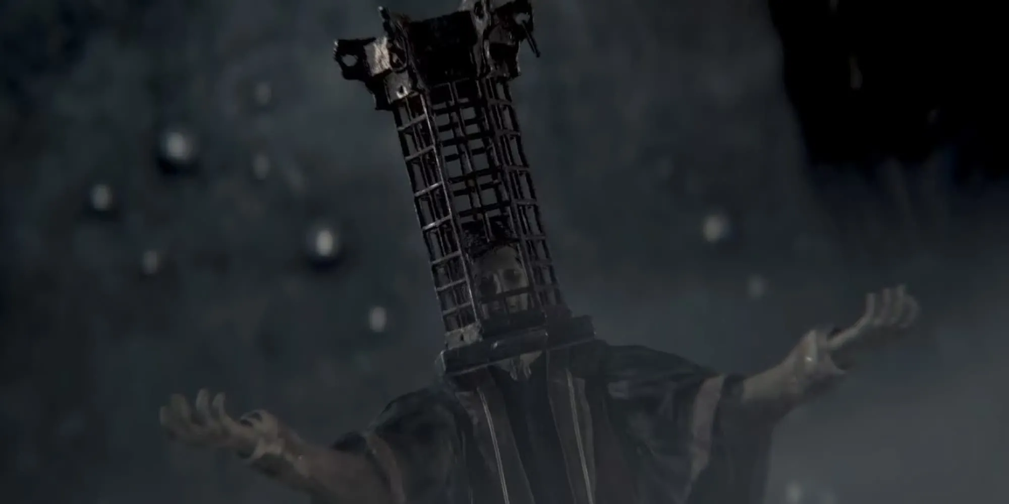 Micolash, Host of the Nightmare từ Bloodborne, đang thực hiện một nghi lễ kỳ quái trong cơn ác mộng, với chiếc lồng Mensis Cage đội trên đầu.