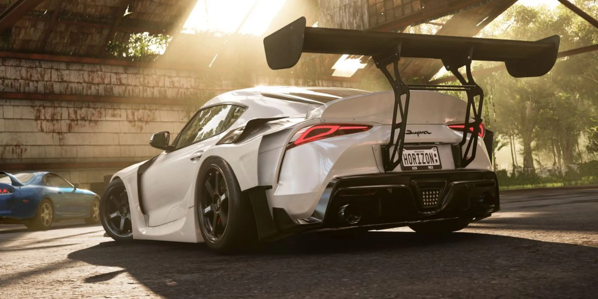 Một chiếc xe đua đang lao đi trong khung cảnh của Forza Horizon 5