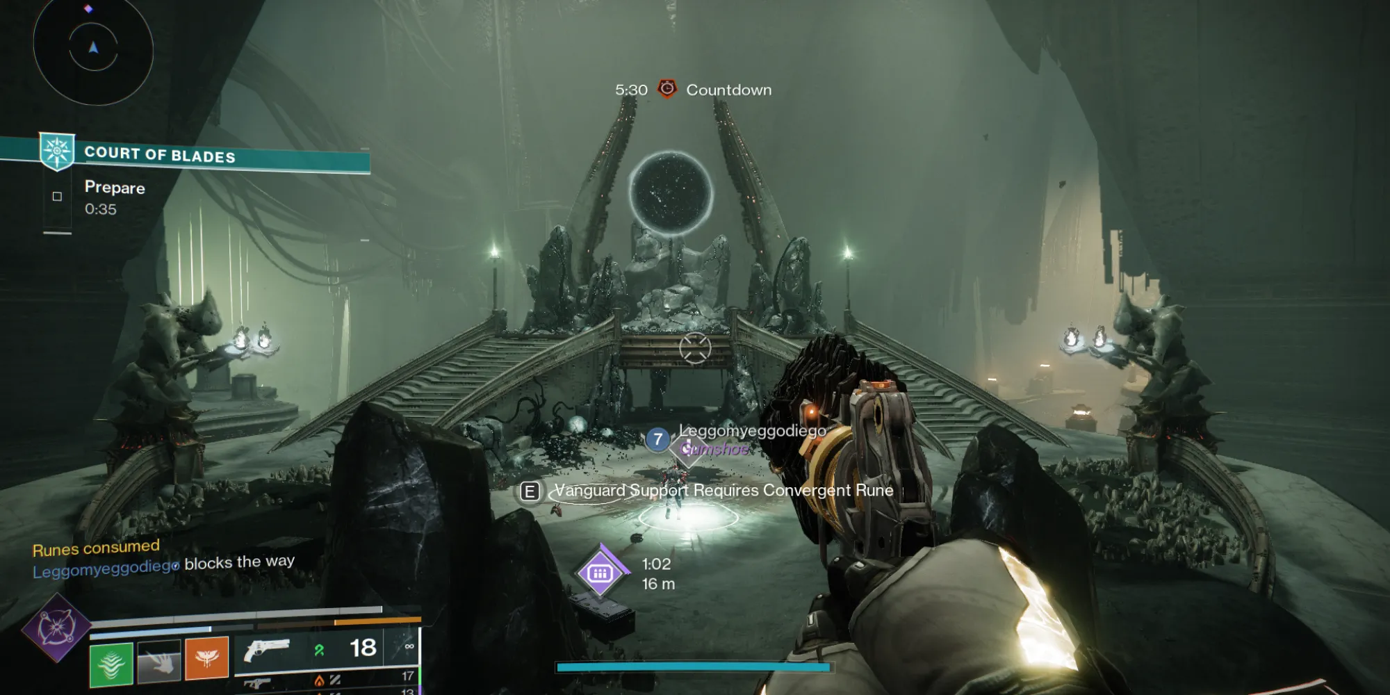 Người chơi Destiny 2 chiến đấu với boss trong một màn chơi Court of Blades