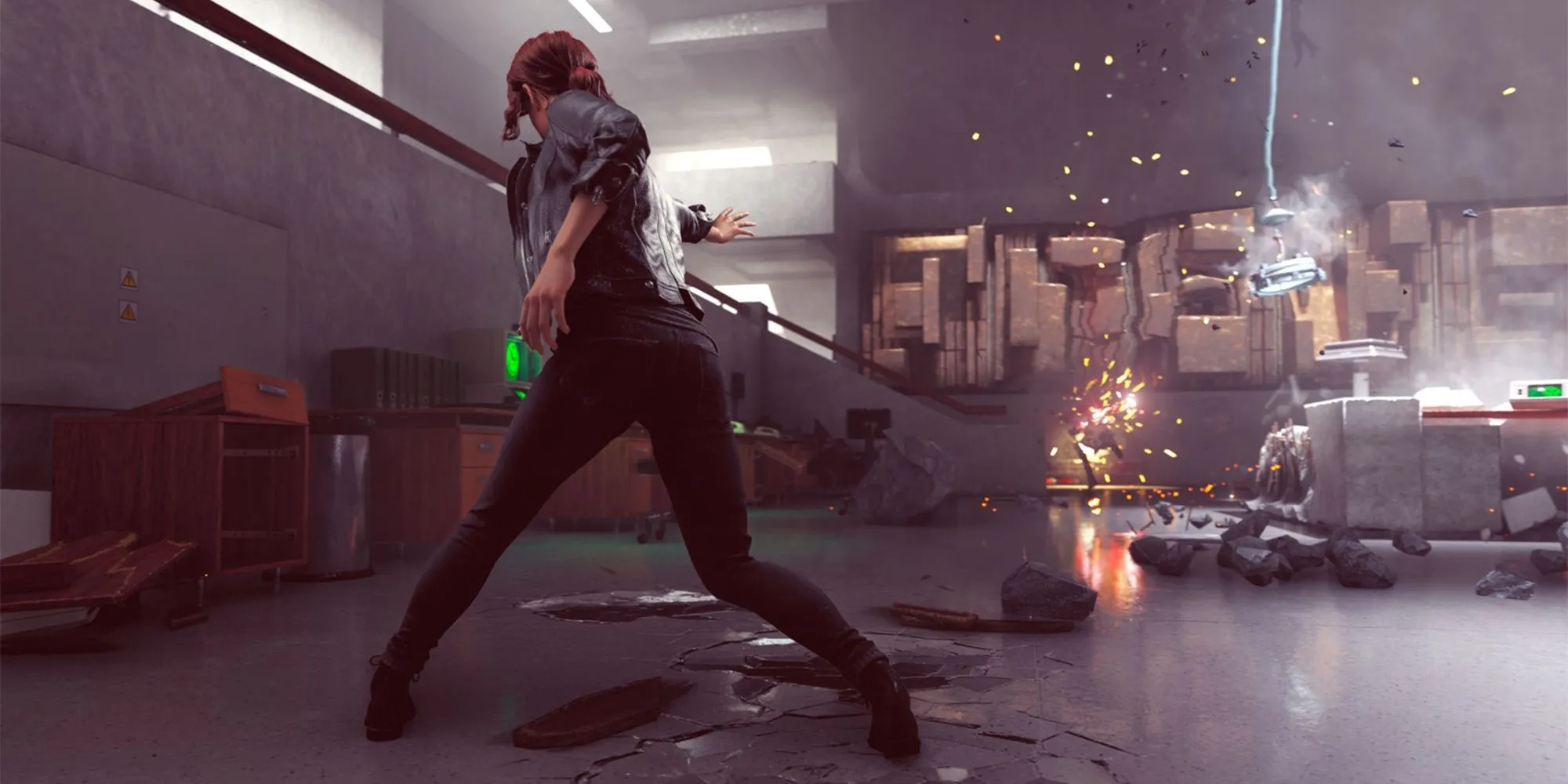 Nhân vật chính Jesse Faden sử dụng năng lực siêu nhiên trong một phân cảnh chiến đấu trong game hành động Control