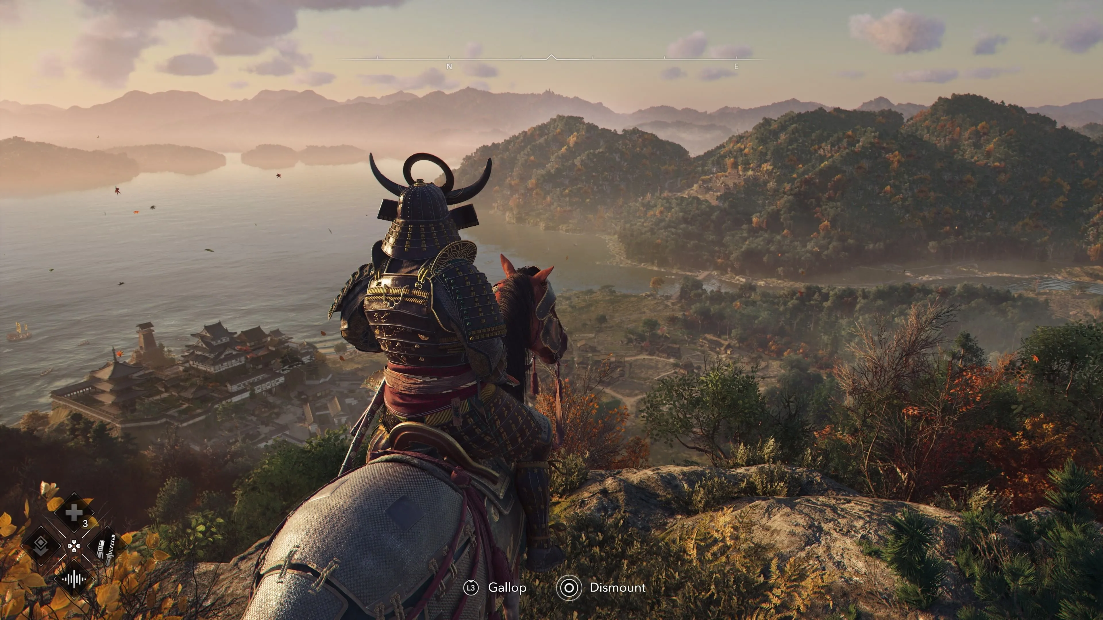 Nhân vật Yasuke trong Assassin's Creed Shadows đứng trước bản đồ chiến thuật phong kiến Nhật Bản