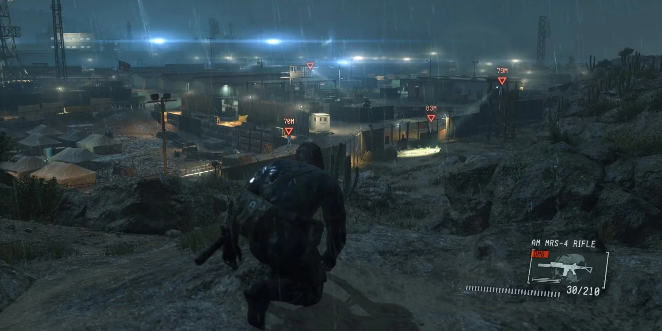 Snake quan sát căn cứ địch trong Metal Gear Solid V Ground Zeroes
