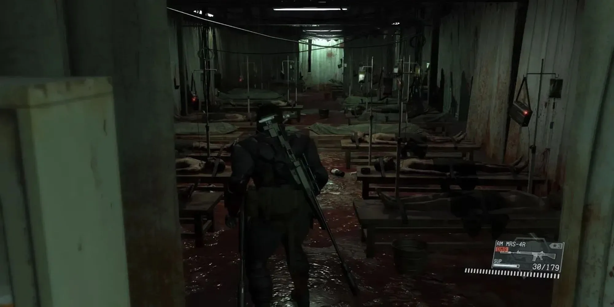 Snake tại Mother Base trong Metal Gear Solid V, nơi việc tắm rửa mang lại lợi ích