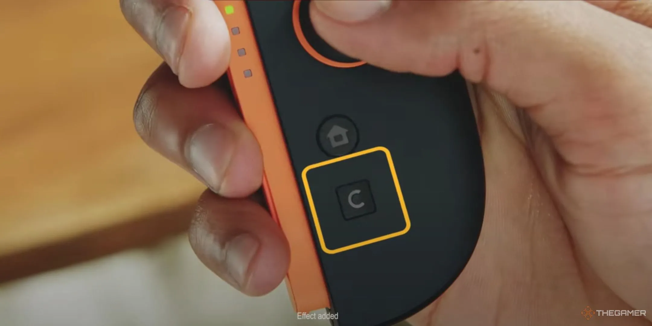 Vị trí nút GameChat được làm nổi bật trên tay cầm Joy-Con 2 của máy Nintendo Switch 2.