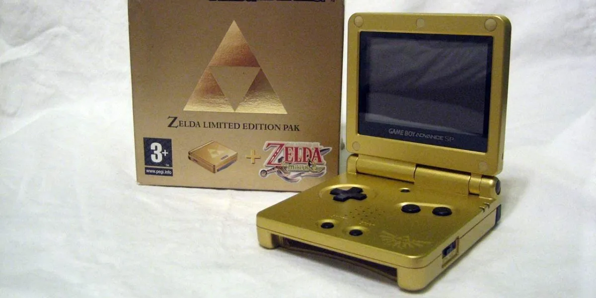 Ảnh chụp màn hình Game Boy Advance SP phiên bản giới hạn The Legend of Zelda: The Minish Cap màu vàng đồng sang trọng, một vật phẩm sưu tầm Zelda quý hiếm.