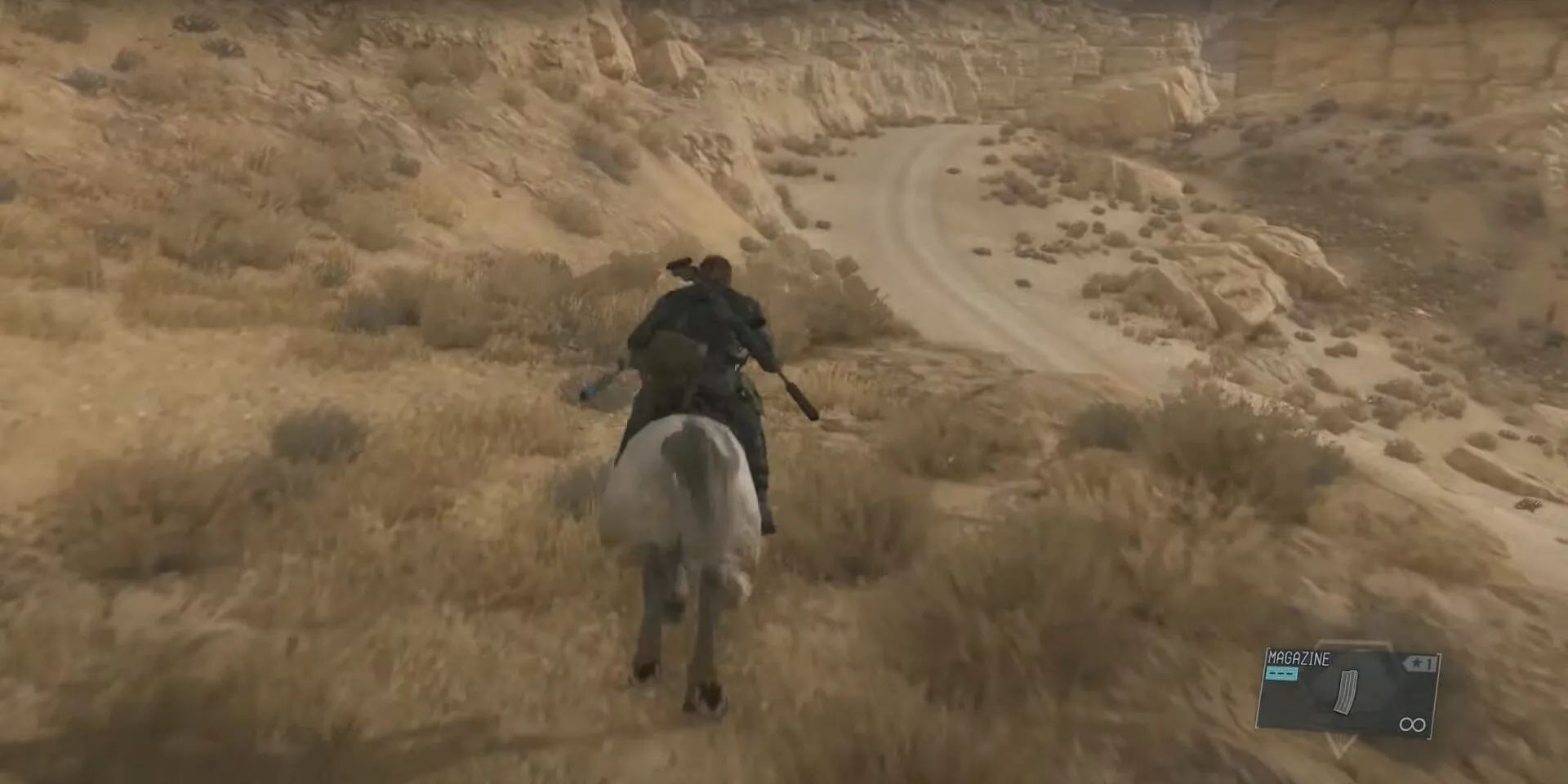 Hình ảnh Venom Snake trên D-Horse trong lối chơi thế giới mở của Metal Gear Solid V.