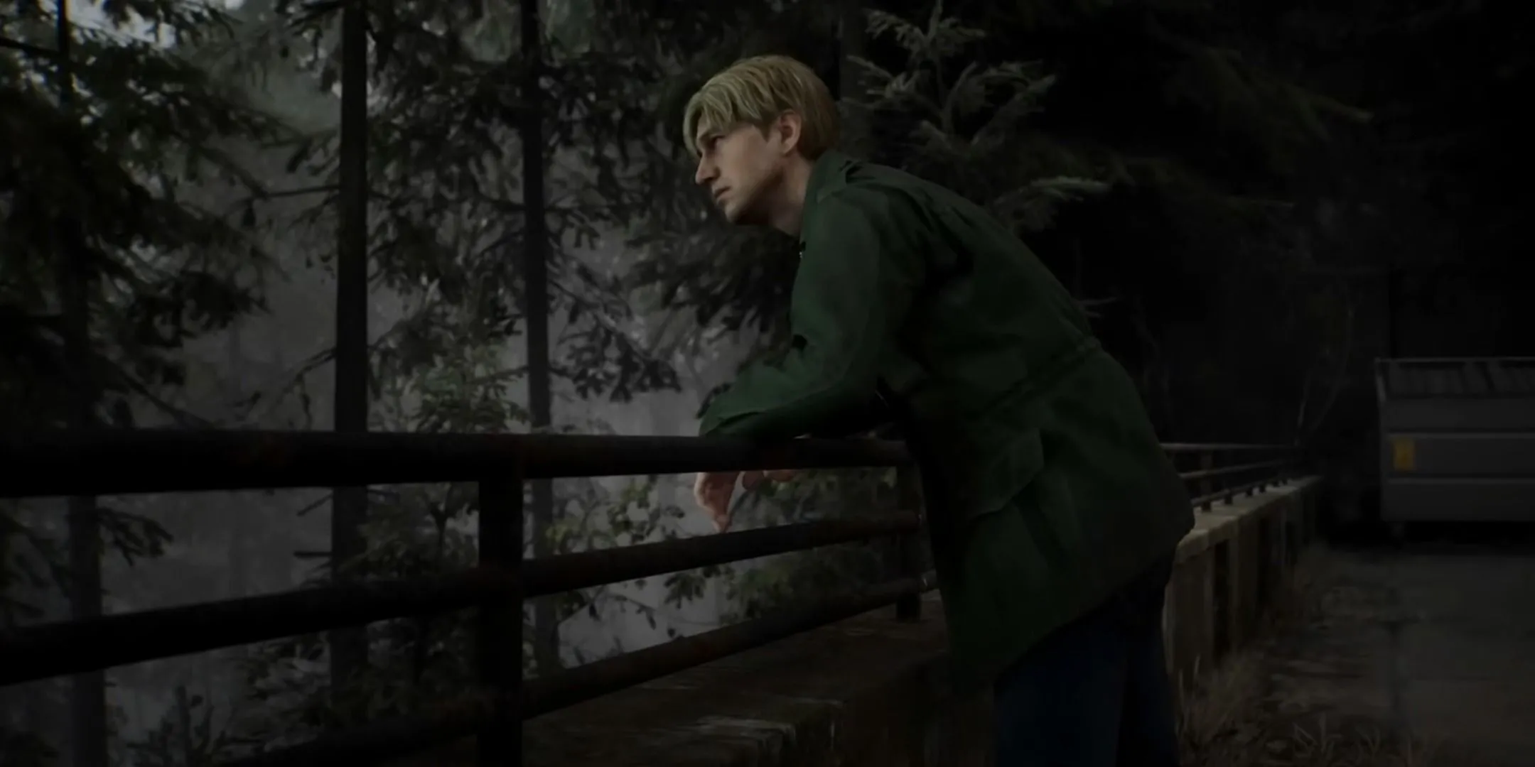 James Sunderland nhìn vào một khu rừng trong Silent Hill 2 Remake
