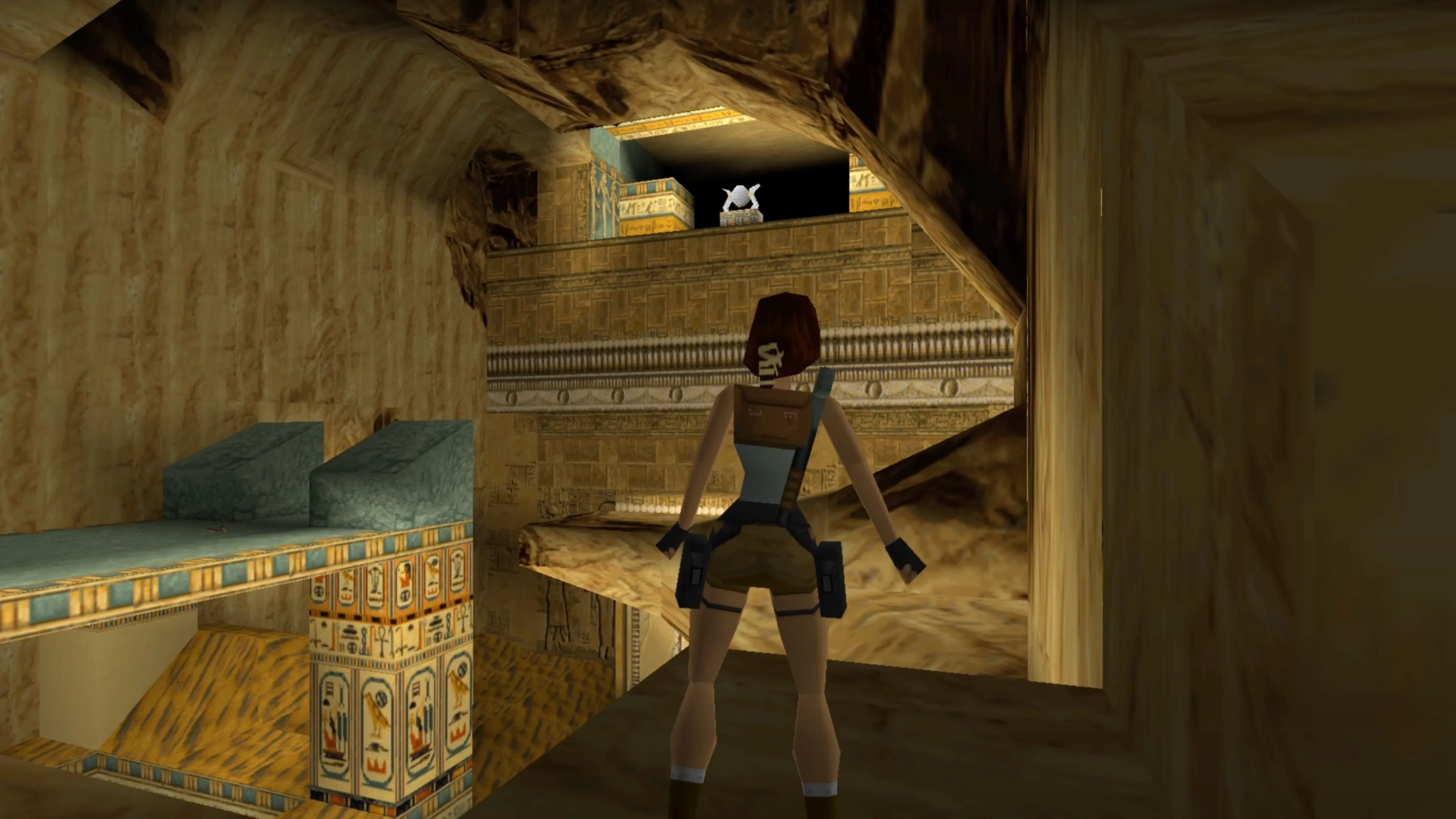 Lara Croft trong sảnh chính của biệt thự, nổi bật với không gian rộng lớn và thiết kế cổ kính