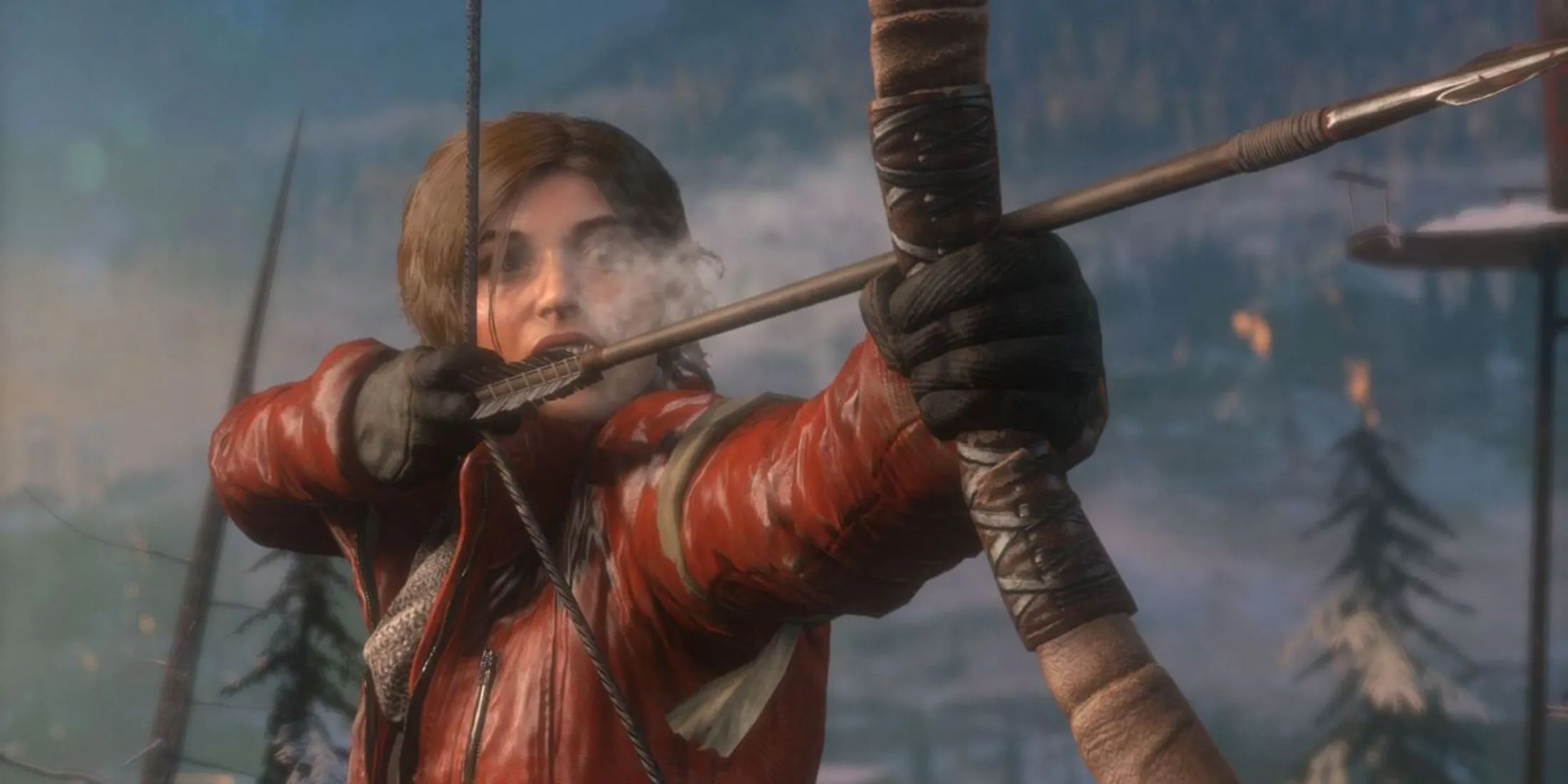 Lara Croft với cung tên trong khu rừng tuyết phủ của Rise of the Tomb Raider, khám phá bí mật cổ xưa