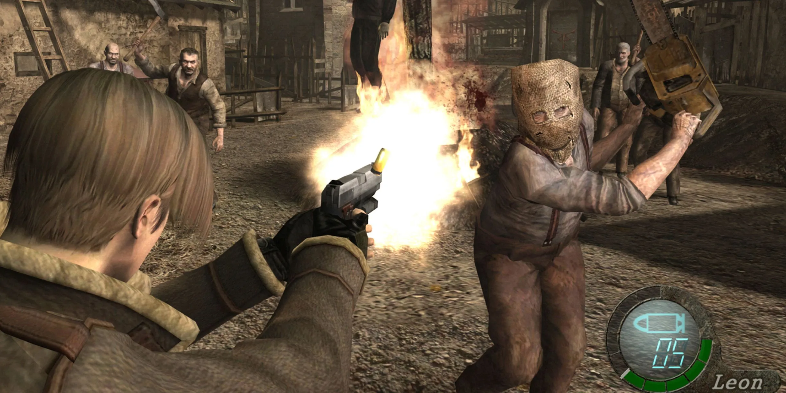 Leon Kennedy đối mặt với kẻ thù mang cưa máy trong Resident Evil 4, tựa game kinh dị sinh tồn huyền thoại trên PS2.