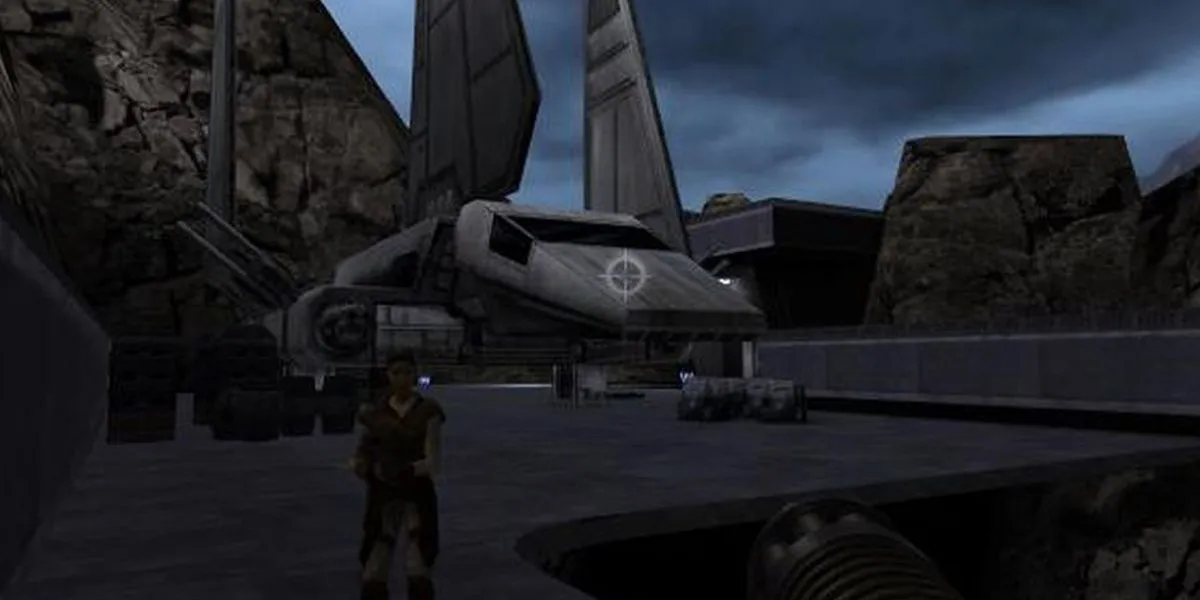 Nhân vật chính Kyle Katarn trong một khu vực u ám của game Jedi Knight II: Jedi Outcast, cầm lightsaber