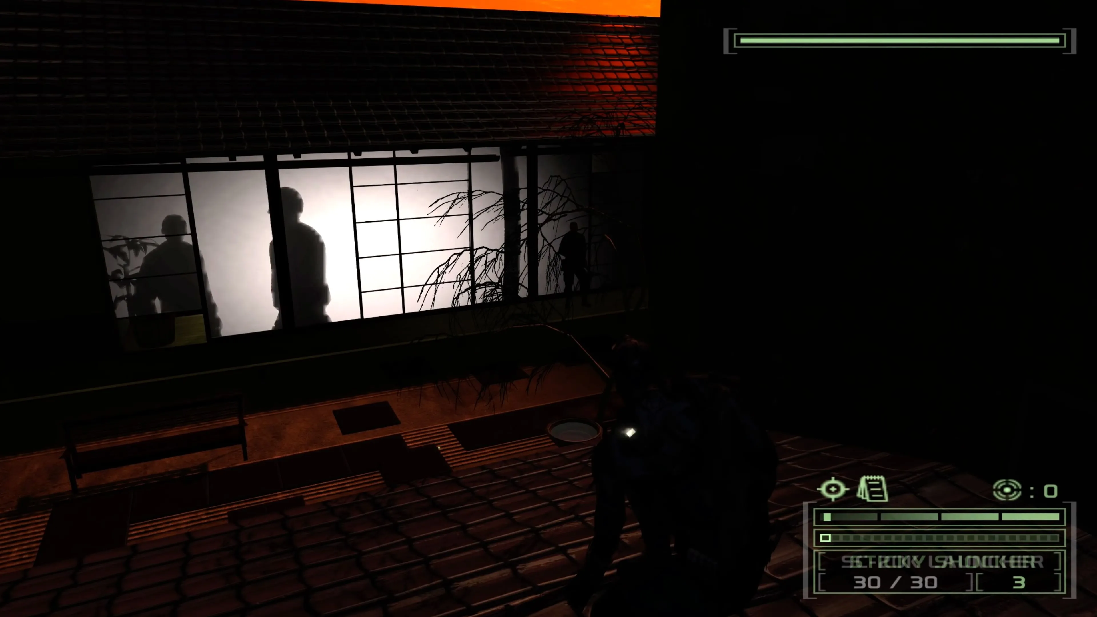 Nhân vật Sam Fisher ẩn mình trong bóng tối, thể hiện hiệu ứng ánh sáng và đổ bóng tiên tiến trong Splinter Cell Chaos Theory
