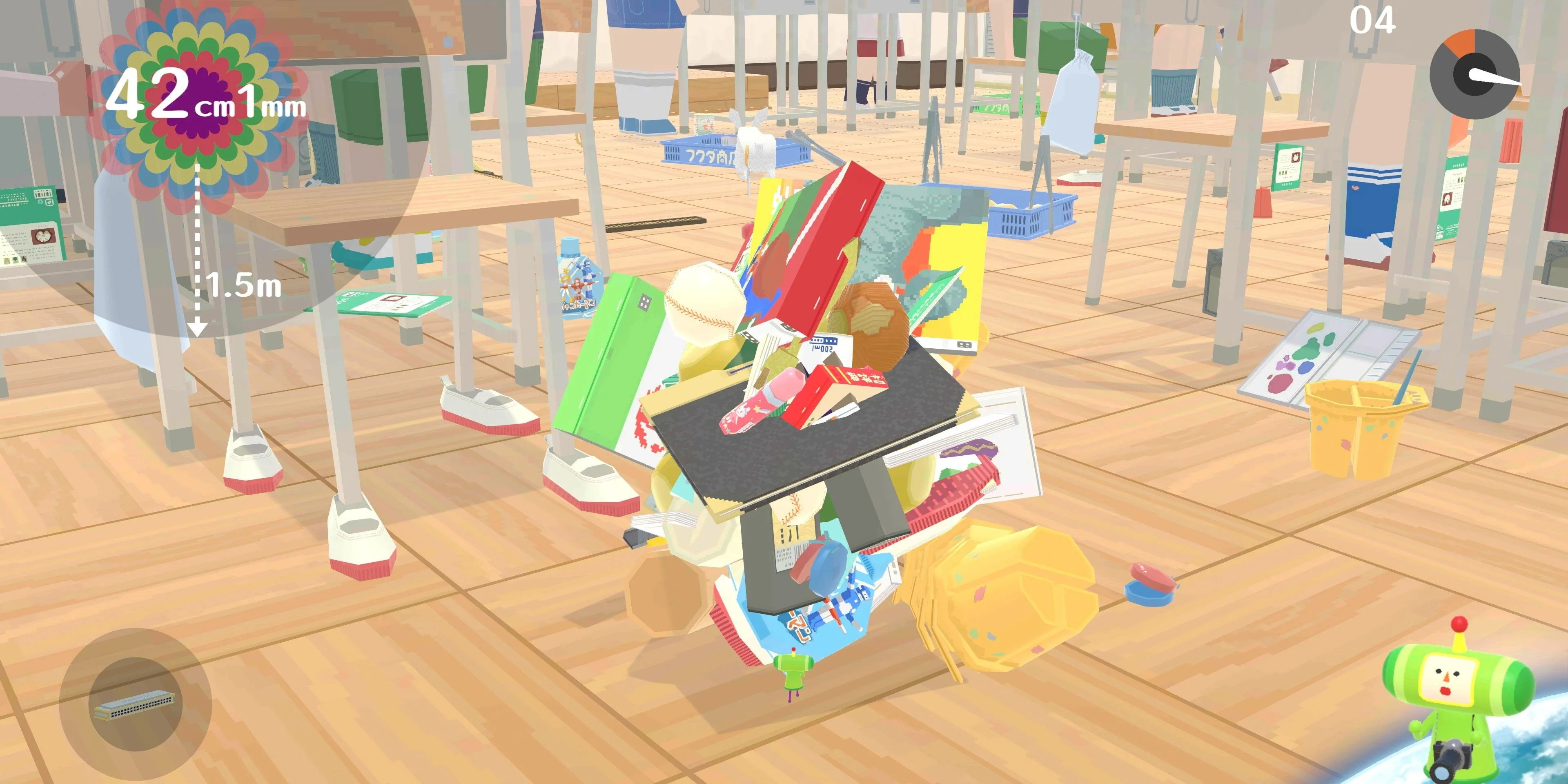 Quả bóng Katamari lăn qua lớp học cuốn theo đồ vật trong We Love Katamari REROLL + Royal Reverie