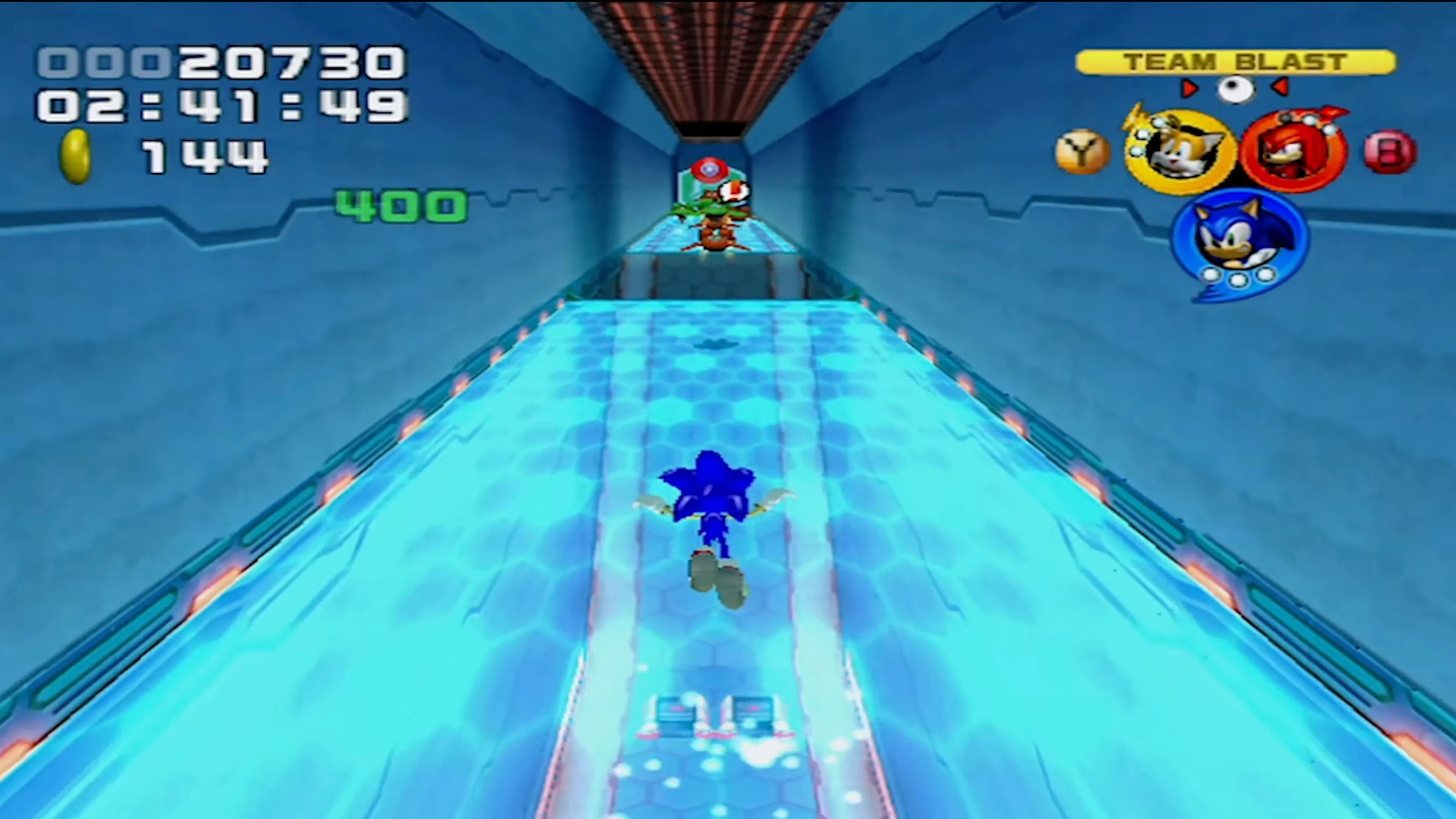Team Sonic đang thực hiện một đòn tấn công phối hợp trong Sonic Heroes